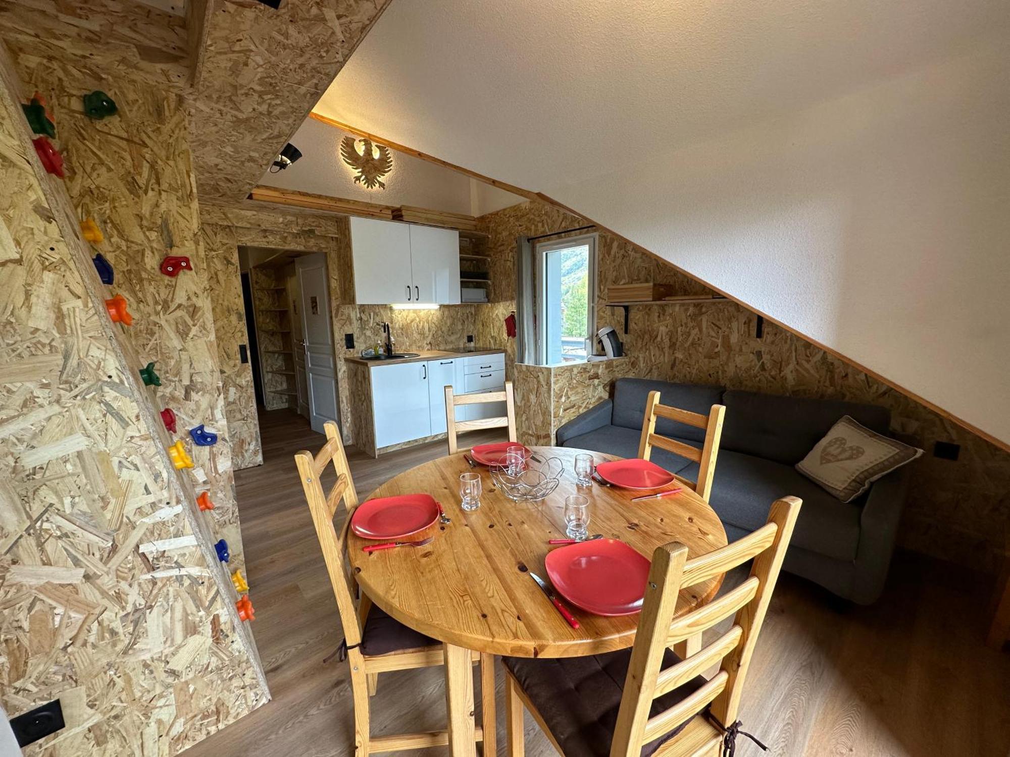 Snowood Serre Chevalier: Mountain Retreat For 5-7, Near Pontillas Lift Apartment